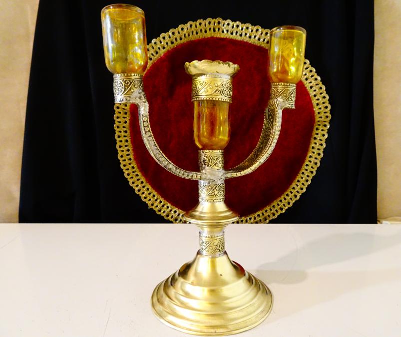 Уникален бронзов свещник, релефни орнаменти.