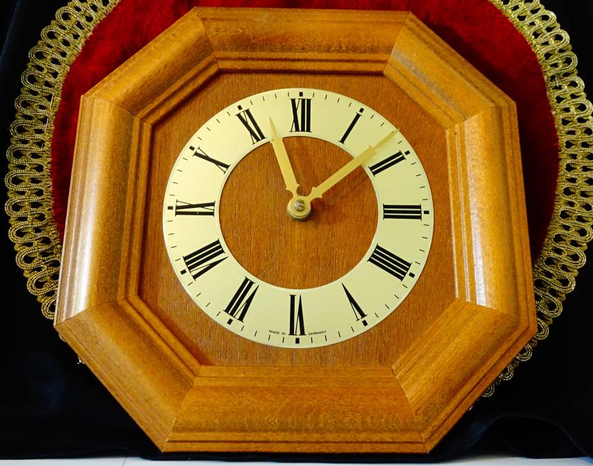 Немски стенен часовник Kienzle, естествено дърво.