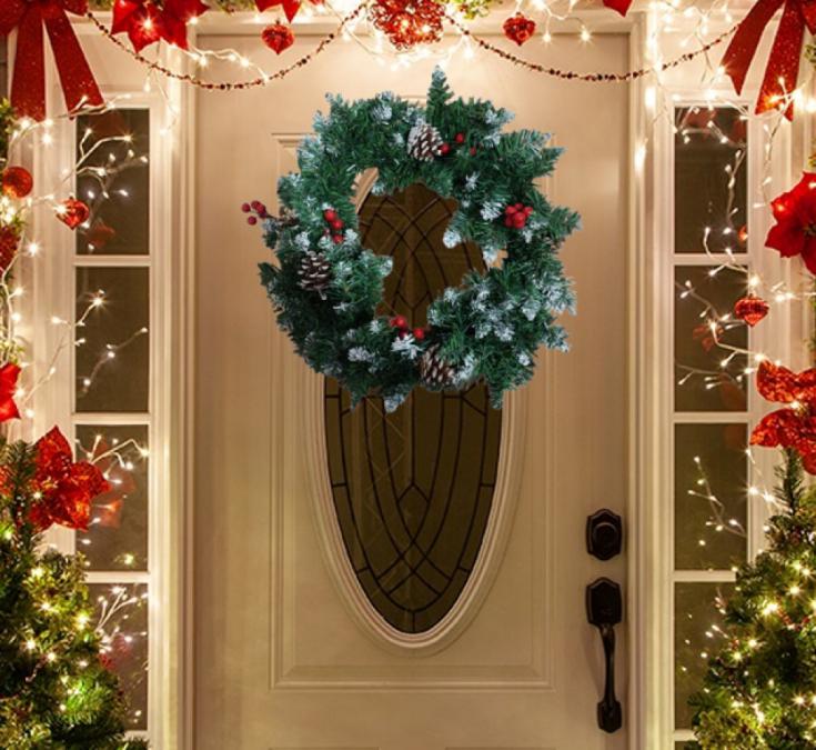 Коледен венец с шишарки и червени плодчета - 40 см