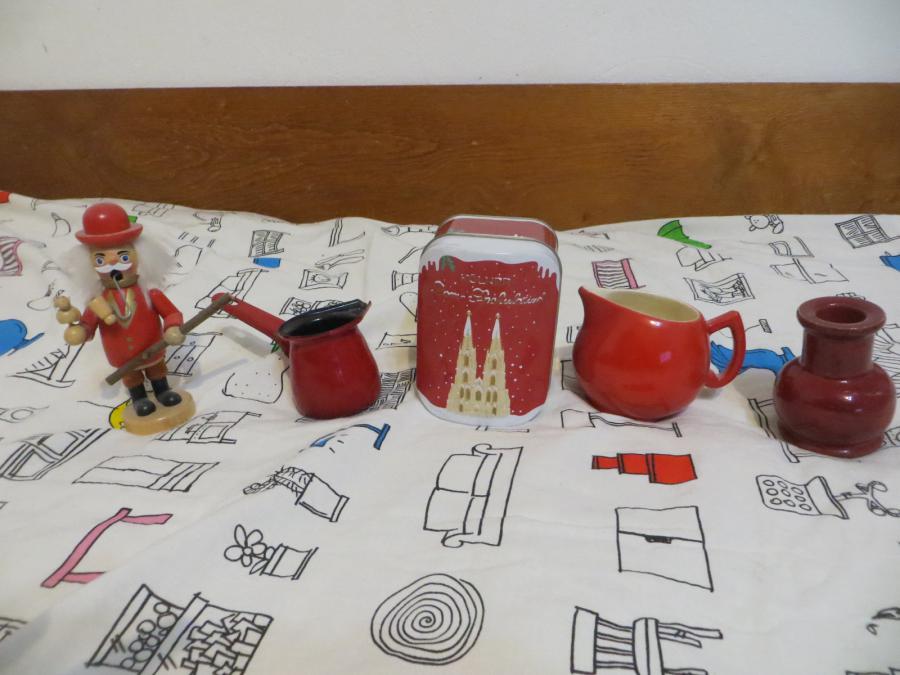 Лот от червени миниатюри