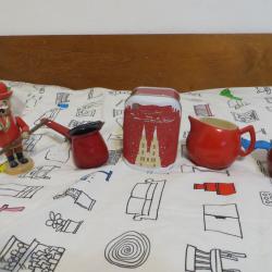 Лот от червени миниатюри