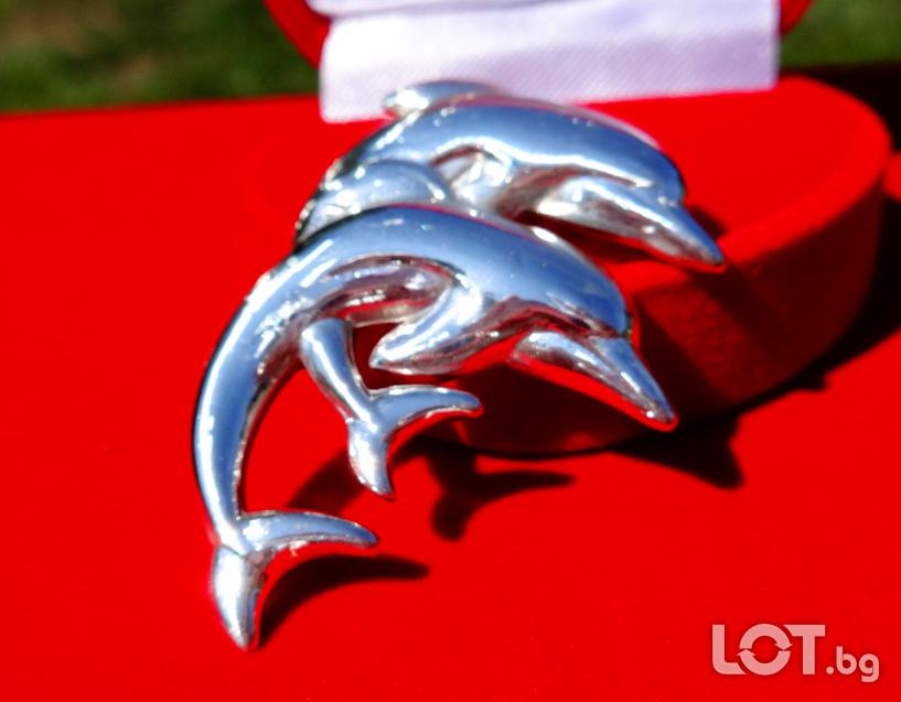 Сребърен медальон делфини.