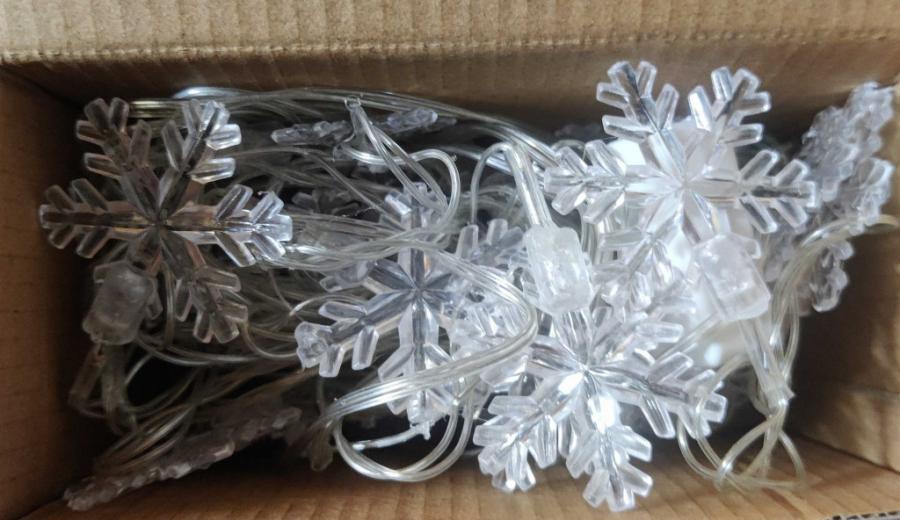 Многоцветни коледни LED лампички със снежинки с щепсел - Многоцветни,