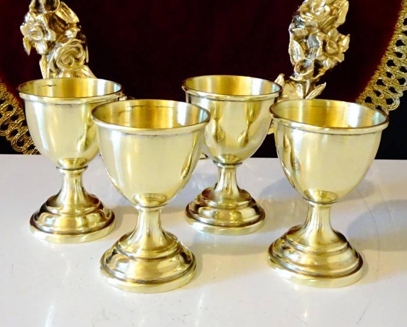 Чаши за ракия от месинг, на столче.