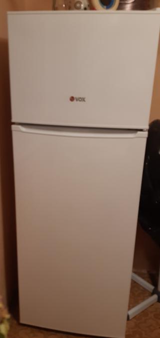 Продавам спешно хладилник с горен фризер Vox, нов, на 10 месеца