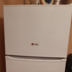 Продавам спешно хладилник с горен фризер Vox, нов, на 10 месеца