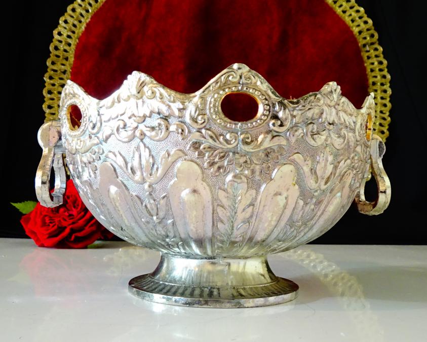 Посребрена фруктиера Enesco, пиедестал, орнаменти.