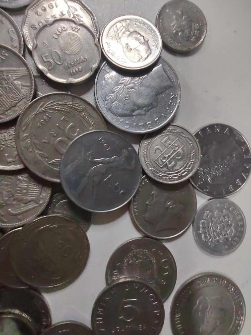 На Вашето внимание 100бр световни монети от бял метал