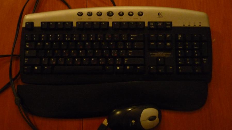 Клавиатура Logitech, комплект с безкабелна мишка