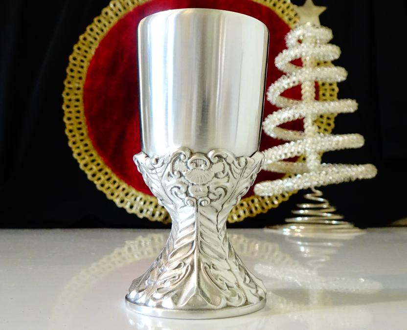 Калаена чаша за ракия, на столче шедьовър.
