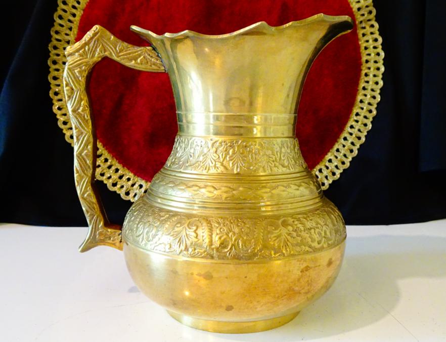 Бронзова кана за вино, орнаменти, позлата.