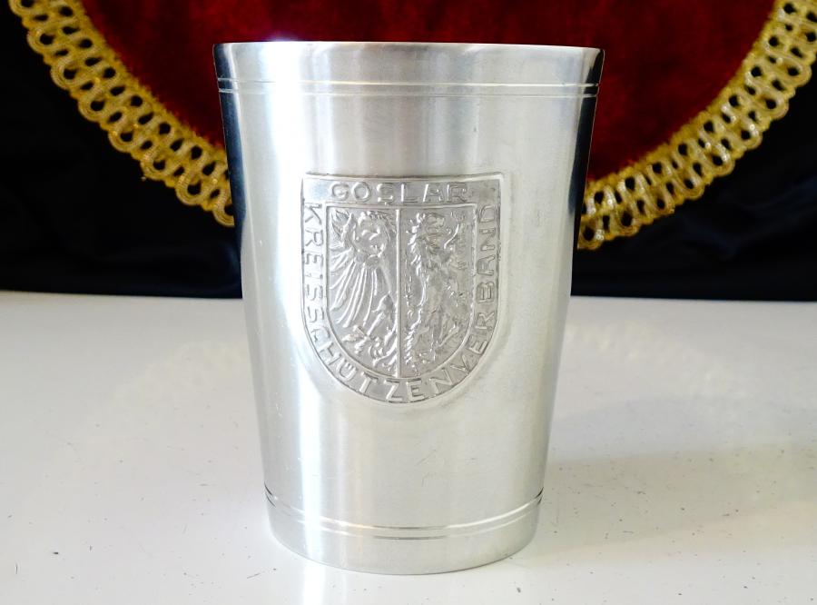 Калаена чаша за вино, дракон, щит.