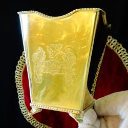 Бронзов съд с рицарски герб, изправен лъв.