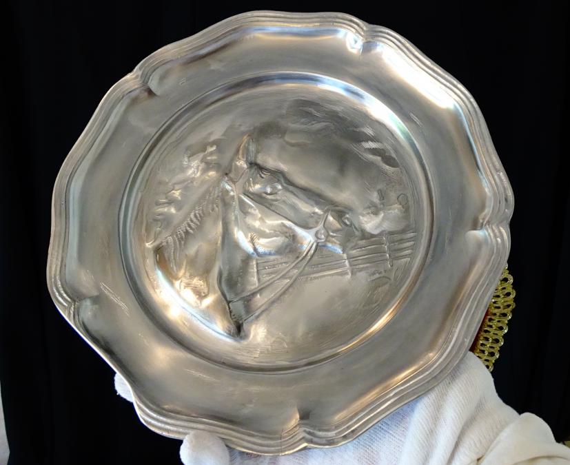 Калаена чиния, пано, глава на Кон, 680 гр.