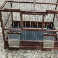 дървена клетка за птици папагали