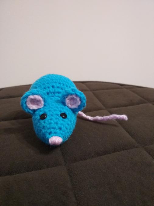 Ръчно плетена мишка Реми, амигуруми играчка