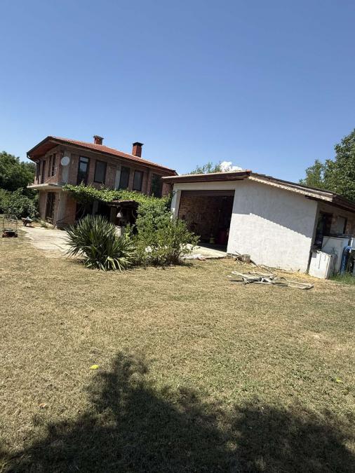 Просторна къща с 4 дка двор в село Голям Дол, област Стара Загора