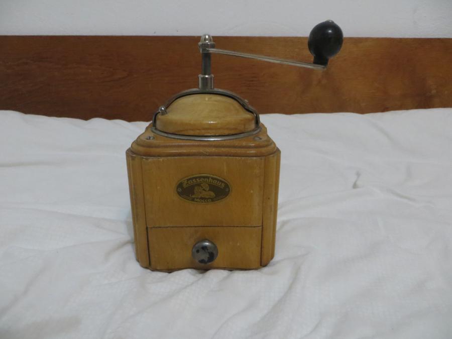 Антикварна ръчна кафемелачка Zassenhaus