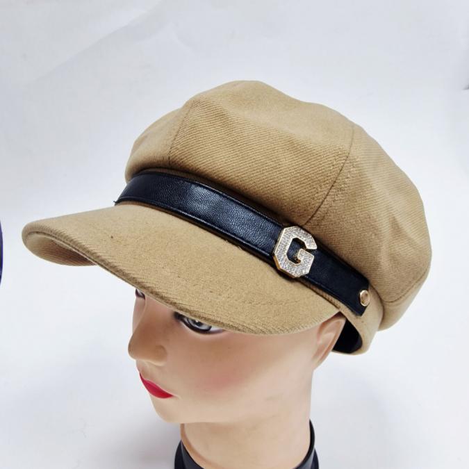 Елегантна дамска шапка тип фуражка с декоративна лента и метално лого