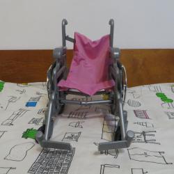Кукленска инвалидна количка