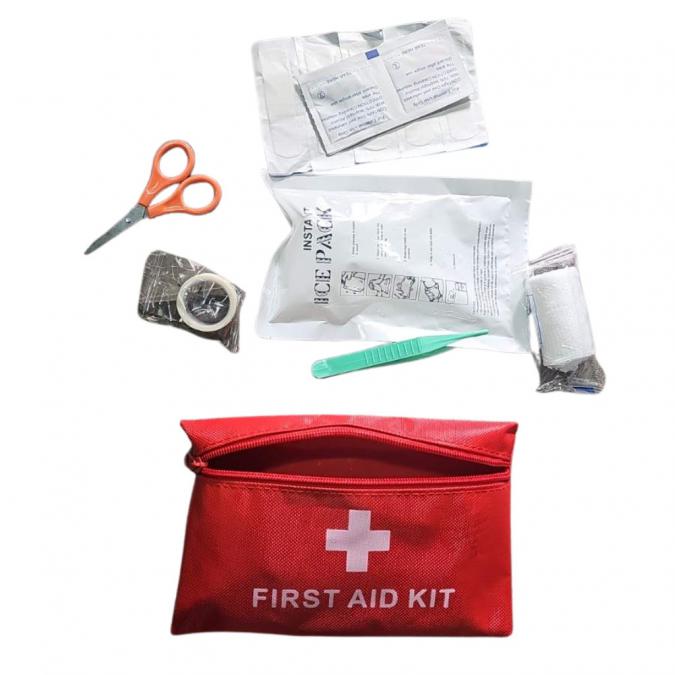 Компактен комплект за първа помощ в червена чантичка