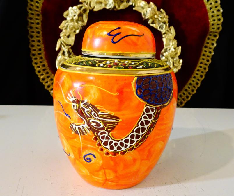 Ваза, буркан, урна, японски порцелан Satsuma Dragonware, злато.