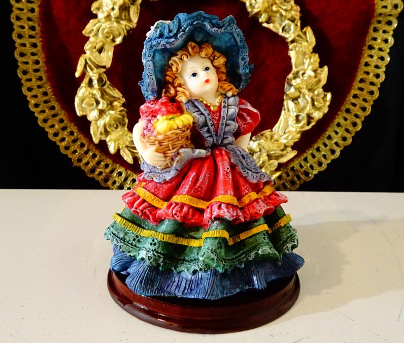 Порцеланова статуетка Дама с кошничка.