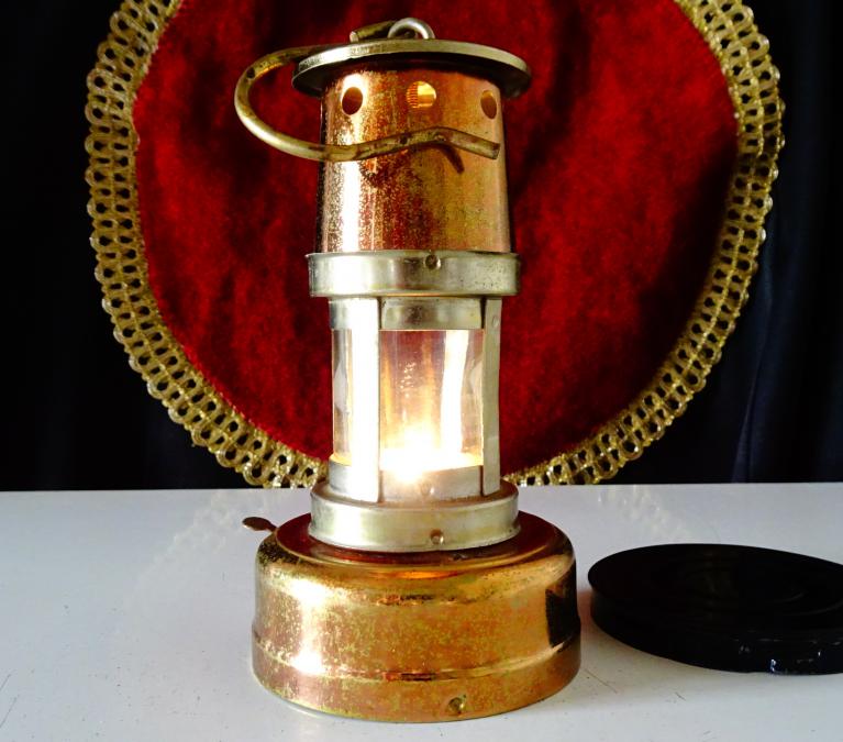 Британска медна лампа на батерии, фенер, газена лампа.
