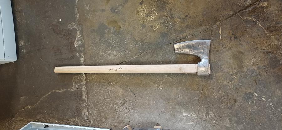 Брадви наедро и дребно