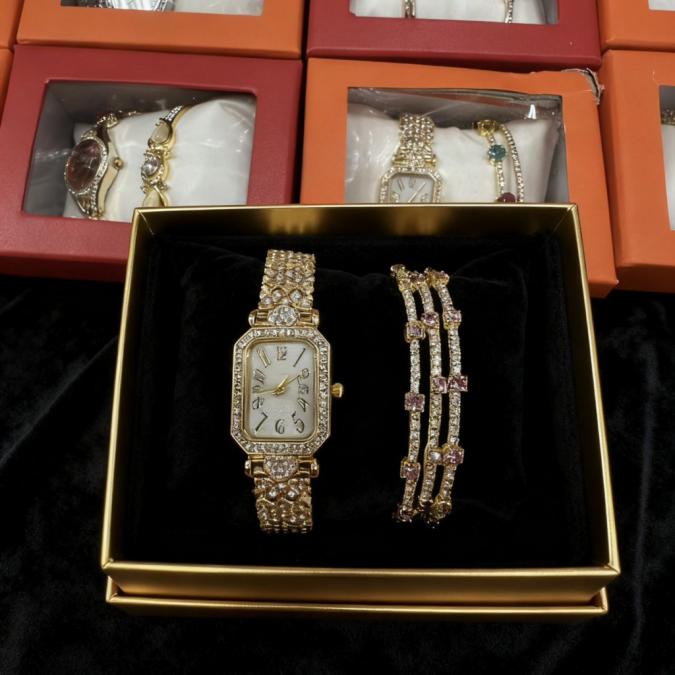 Луксозен дамски комплект часовник и гривни в златист цвят