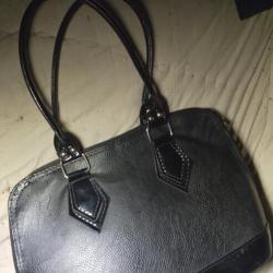 Черна чанта за секидневно ползване във много добро състояние като нова