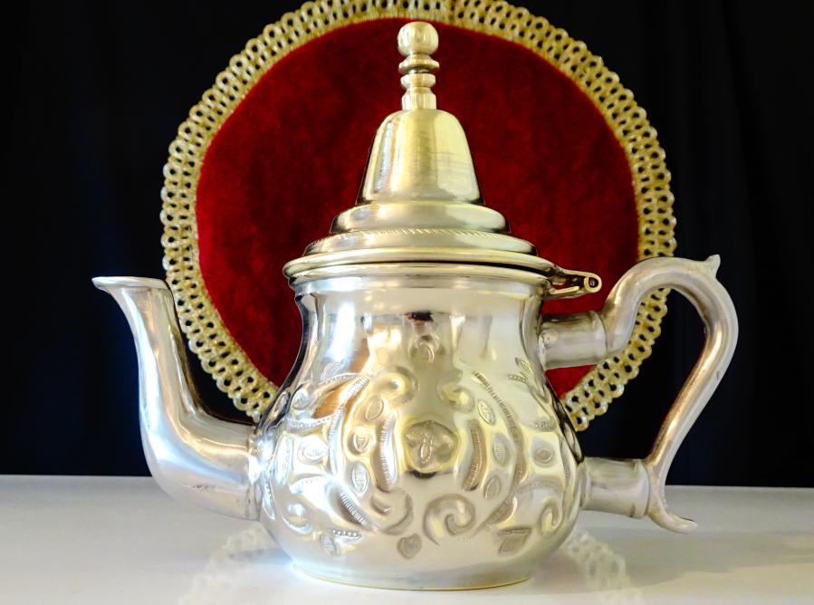 Арабски чайник от месинг, релеф.