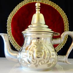 Арабски чайник от месинг, релеф.