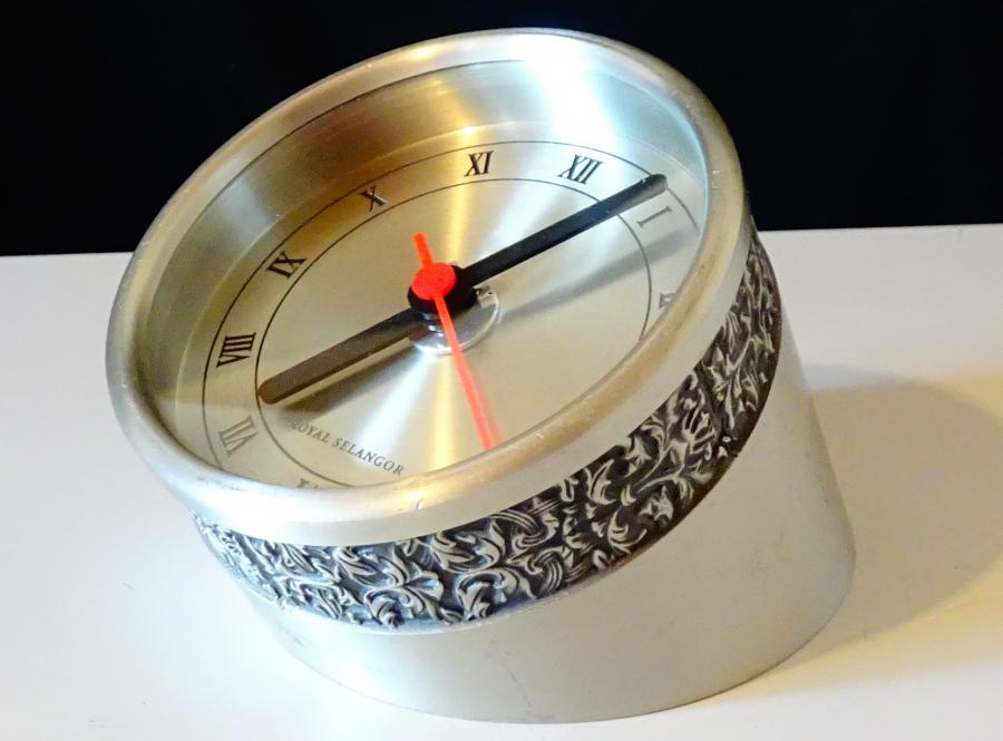 Kienzle немски настолен часовник от калай, орнаменти.