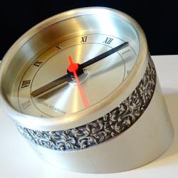 Kienzle немски настолен часовник от калай, орнаменти.
