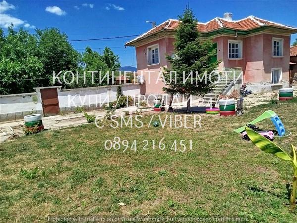 Код 63044. Двуетажна тухлена къща 120м2 с голям двор 2дка. Къщата е сл