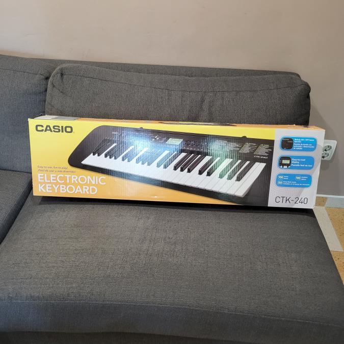 Синтезатор Casio CTK 240 чисто нов