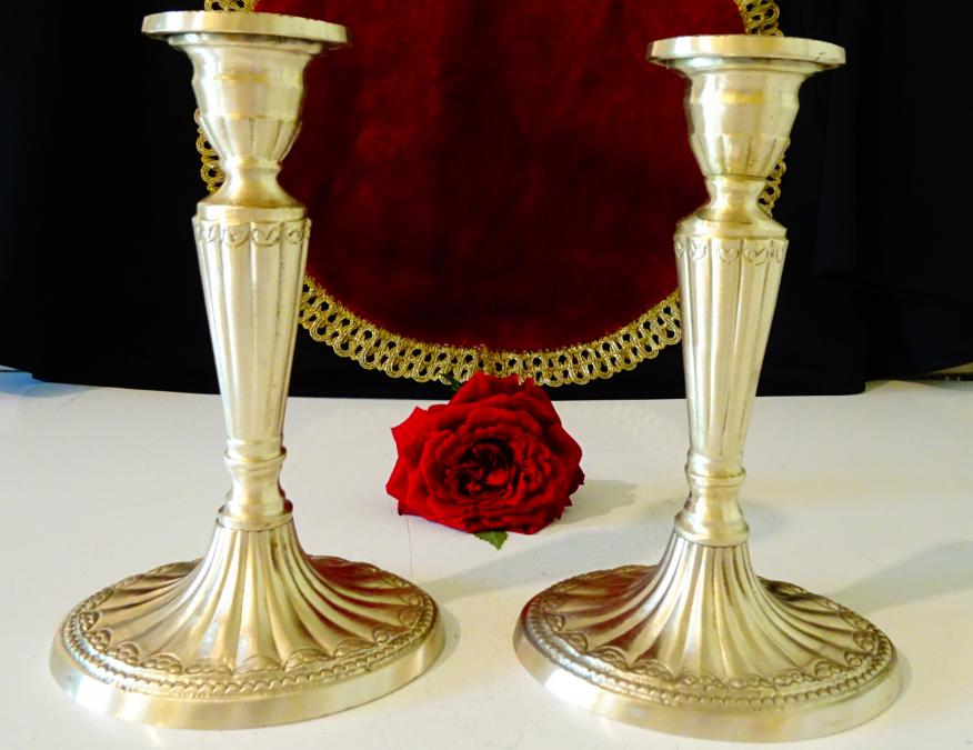 Бронзов свещник, красив релеф, 400 гр.