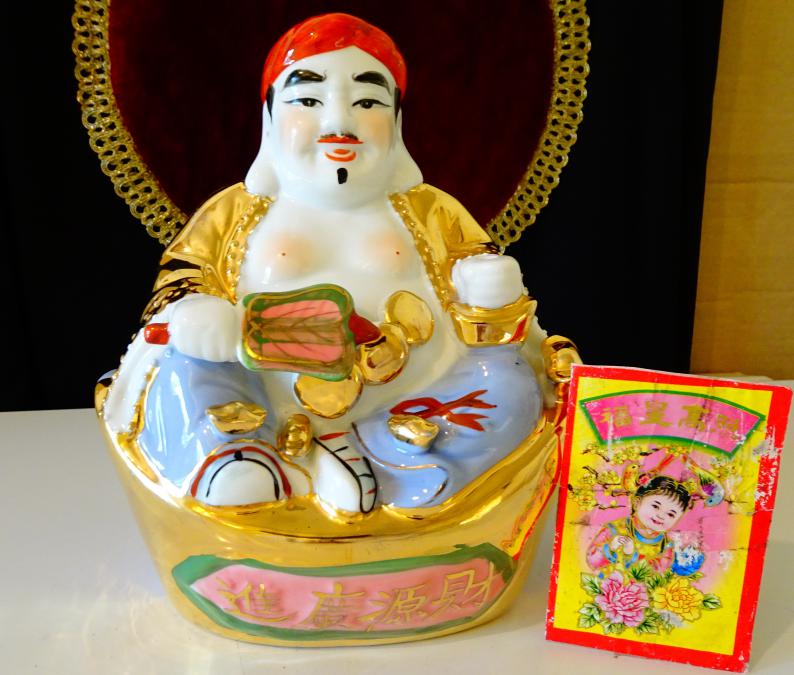 Китайска порцеланова фигура Буда, злато, фън-шуй.