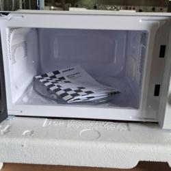 Компактна микровълнова фурна Comfee - 20 литра, 700w и 5 нива на мощно