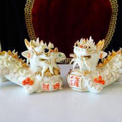 Китайска порцеланова фигура куче Foo, пазител на дома.