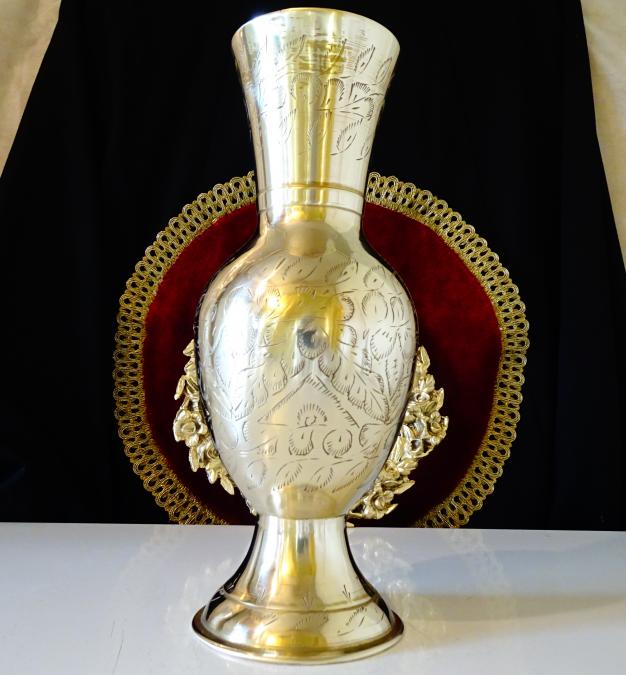 Бронзова ваза с разкошни гравирани орнаменти, маркировка.