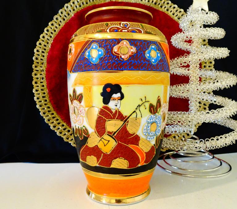 Японска порцеланова ваза Satsuma, злато, печат, гейша.