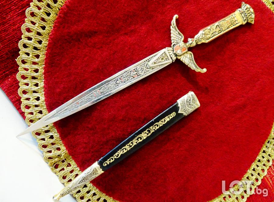 Кама с кания, Корона, Замък, Лъв, Орел, Щит, позлата.