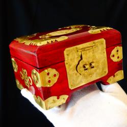 Луксозна кутия за бижута с нефрит и месингов обков.