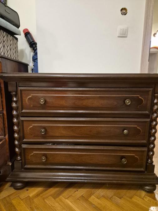 Продава старинен скрин с три чекмеджета