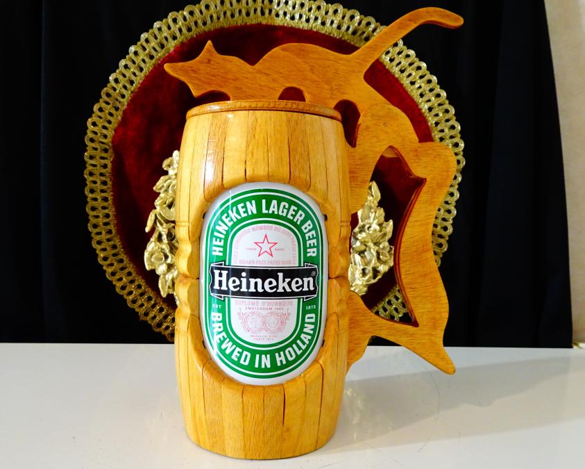 Дървена халба с капак Heineken.