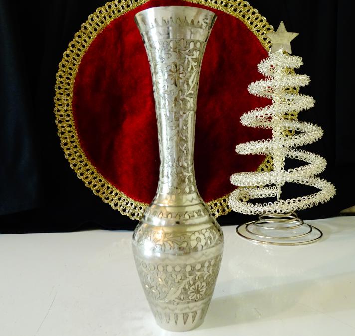 Посребрена бронзова ваза, гравирани орнаменти, печат.
