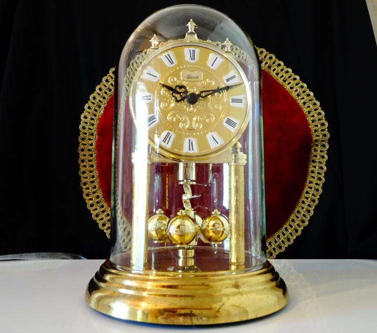Настолен часовник, стъклен купол, барок, позлата.