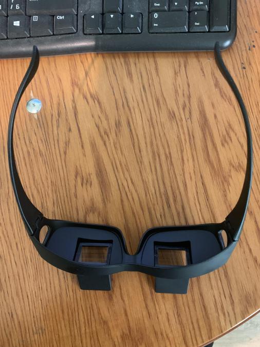 Очила за четене и гледане на телевизия в легнало положение